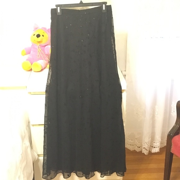 🆕 Lightly sparkly flowered long black skirt. - Picture 2 of 7